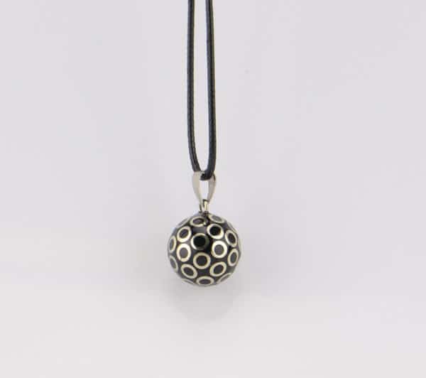 Bola bulles noires